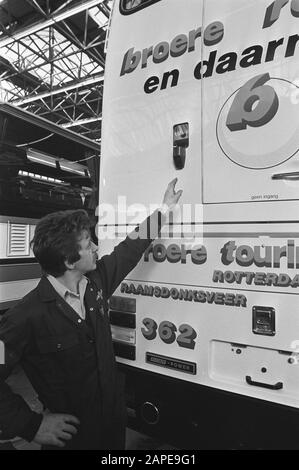 Firmenwagen RAI 82 in RAI Television Monitor als Rückspiegel und auf der Rückseite des Busses eine in Datum: 3. Februar 1982 gebaute Fernsehkamera Standort: Amsterdam, Noord-Holland Schlagwörter: Fernsehmonitore, Rückspiegel, Eröffnungeinstellungen Name: RAI Stockfoto