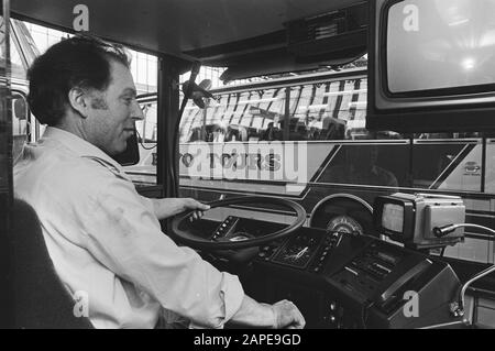 Firmenwagen RAI 82 in RAI Television Monitor als Rückspiegel und auf der Rückseite des Busses eine in Datum: 3. Februar 1982 gebaute Fernsehkamera Standort: Amsterdam, Noord-Holland Schlagwörter: Fernsehmonitore, Rückspiegel, Eröffnungeinstellungen Name: RAI Stockfoto