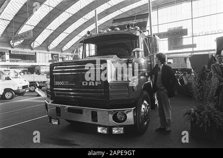 Firmenwagen RAI 82 im RAI Television Monitor als Rückspiegel und eine auf der Rückseite des Busses eingebaute Fernsehkamera. DAF 2800 TURBO Datum: 3. Februar 1982 Standort: Amsterdam, Noord-Holland Schlagwörter: Fernsehmonitore, Rückspiegel, Eröffnungeinstellungen Name: RAI Stockfoto