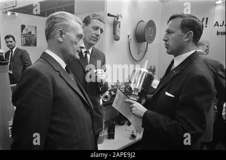 Bedrijfsveiligheidsbeurs im Rai in Amsterdam. Minister Roolvink während seiner Tournee nach der offiziellen Eröffnung. Datum: 27.Mai 1968 Ort: Amsterdam, Noord-Holland Schlüsselwörter: Messen, Demonstrationen, Minister persönlicher Name: Roolvink, Bauke Institutionenname: RAI Stockfoto