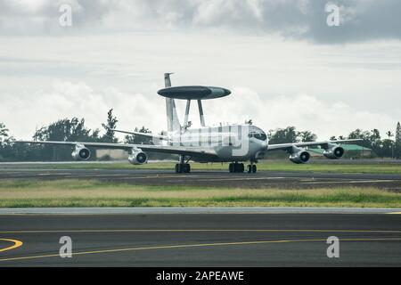 Eine E-3-Sentry, die auf der Tinker Air Force Base, Okla., basiert, fährt während der Übung Sentry Aiha 20-1 mit Taxis an der Fluglinie Joint Base Pearl Harbor-Hickam, 16. Januar 2020. Das Flugzeug ist als Airborne Warning and Control System in andere Kampfflugzeuge integriert, was den freundlichen Kräften ein klares Bild vom Kampfraum gibt. Sentry Aloha ist eine von der Nationalgarde geleitete Übung der Hawaii Air National Guard, die den Teilnehmern einen vielseitigen, gemeinsamen Veranstaltungsort mit unterstützender Infrastruktur und Personal bietet. (USA Foto der Air National Guard von Senior Airman John Linzmeier) Stockfoto