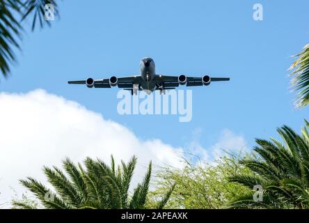 Eine KC-135 Stratotanker vom 128th Air Refueling Wing nähert sich dem Flughafen Honolulu für eine Landung am 17. Januar 2020, während der Übung Sentry Aloha 20-1. Stratotanker versorgte F-15 Eagles, F-16 Fighting Falcons und F-22 Raptors in der Luft, während sie eine Reihe von Einsätzen im Luftkampf führten. Sentry Aloha bietet hochwertige Schulungen für US-Luftstreitkräfte, Luftnationalgarde und andere Verteidigungsdienste an, um Letalität und Bereitschaft für gegenwärtige und zukünftige Kriegskämpfer zu erhöhen. (USA Foto der Air National Guard von Senior Airman John Linzmeier) Stockfoto