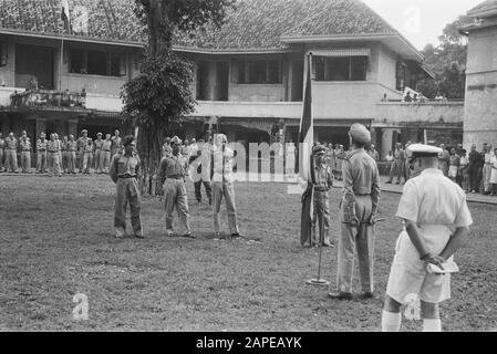 Vereidigung durch drei Geheimdienstmitarbeiter des NEFIS Datum: 1946 Standort: Indonesien, Niederländisch-Ostindien Stockfoto
