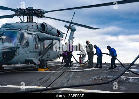 200120-N-HS716-3405 ATLANTIK -- (JAN. 20, 2020) Segelflieger an Bord des Arleigh-Burke-Klasse-Destroyer USS James E. Williams (DDG 95) tanken einen Hubschrauber auf dem Flugdeck. James E. Williams führt als Teil der "USS Dwight D. Eisenhower Carrier Strike Group" Operationen im Atlantischen Ozean durch. (USA Navy-Foto von Mass Communication Specialist 3rd Class Jairus P. Bailey/Veröffentlicht) Stockfoto