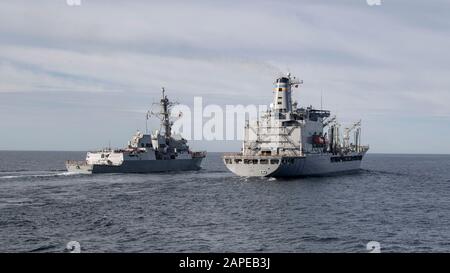 Pazifischer OZEAN (Jan. 19, 2020) Der Lenkflugkörperzerstörer der Arleigh-Burke-Klasse USS Pinckney (DDG 91) segelt neben dem Militärischen Sealift Command Fleet Replenishment Oiler USNS Yukon (T-AO 202) 19. Januar 2020. Pinckney, Teil der "Theodore Roosevelt Carrier Strike Group", befindet sich auf einem planmäßigen Einsatz im Indopazifik. (USA Navy-Foto von Mass Communication Specialist, 2. Klasse Jason Isaacs) Stockfoto