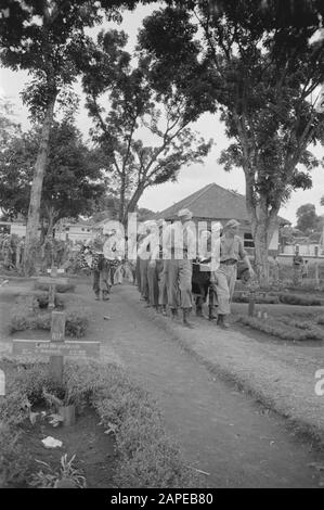 Beschreibung der 1st Infantry Brigade: Beerdigung. Der Sarg wird auf dem Friedhof Annotation getragen: Vorderseite befindet sich auf einem Grabkreuz, um Lena Heynemann in Buitenzorg zu lesen. Datum: Juli 1947 Ort: Bogor, Buitenzorg, Indonesien, Niederländisch-Ostindien Stockfoto