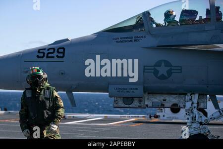 Atlantischer OZEAN (Januar 22, 2020) Ein EA-18G Growler, dem Air Test and Evaluation Squadron (VX) 23 zugeordnet, bereitet sich auf den Start an Bord von Fords Flugdeck vor. Ford führt derzeit Tests Zur Kompatibilität Von Flugzeugen durch, um seine EMALS (Electrosmagnetic Aircraft Launch Systems) und AAG (Advanced Arresting Gear) weiter zu testen. (USA Navy-Foto von Mass Communication Specialist, 2. Klasse, Sean Elliott) Stockfoto