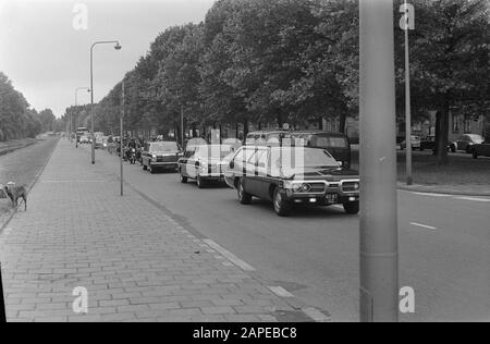 Beerdigung von Hells Angels auf dem Nieuwe Oostercfriedhof in Amsterdam Datum: 27. Juni 1974 Ort: Amsterdam, Noord-Holland Schlüsselwörter: Beerdigungen persönlicher Name: Hells Angels Stockfoto