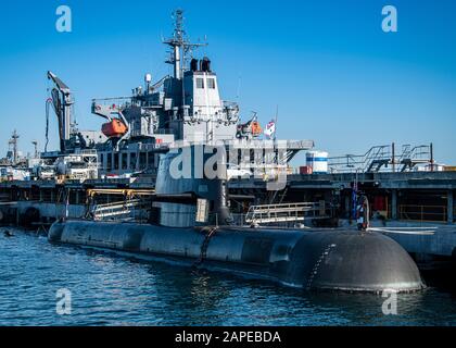 HMAS STIRLING, Australien - EIN Lenkflugkörper-U-Boot der Collins-Klasse wird auf dem Royal Australian Navy (RAN)-Stützpunkt HMAS Stirling, Australien gefestert. Die speziell für die australische Verteidigung und eine Rolle der Zwei-Ozean-Überwachung zugeschnittenen U-Boote der Diesel-Elektrik-Collins-Klasse sind so leise wie fortschrittliche Technologien. (USA Navy-Foto von Mass Communication Specialist 2. Klasse Jeanette Mullinax) Stockfoto