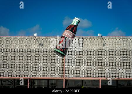 Badajoz, Spanien - Giant Drink Flaschen-Schild auf einer geschlossenen Coca-Cola-Fabrik Stockfoto