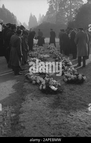 P [Portraits/Persons]/Anefo London Serie Beschreibung: Bestattung von Minister Soejono auf dem islamischen Friedhof in Woking (Surrey). Die Kränze, die von Würdenträgern und Delegierten gesendet wurden Datum: Januar 1943 Ort: Großbritannien, Woking Schlüsselwörter: Beerdigungen, Minister, Weltkrieg, Beerdigungen persönlicher Name: Ario Soejono Stockfoto