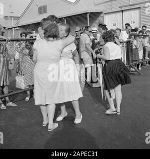 Israel 1964-1965: Haifa, Ankunft der Passagierschiffe Beschreibung: Begrüßung am Kai im Hafen, während hinter einem Zaun 'Picker' warten Anmerkung: Haifa ist eine Hafenstadt und Badeort im Norden Israels, am nördlichen Teil des Karmelgebirges und am Mittelmeer. 1945 startete ZIM Lines (Schiffahrtsgesellschaft) als Versender jüdischer Einwanderer in den neuen Staat Israel und wurde zu einer der weltweit größten Schiffahrtsunternehmen mit Niederlassungen weltweit Datum: 1964 Standort: Haifa, Israel Schlüsselwörter: An- und Abreise, Grüße, Häfen, Zäune, Kais Stockfoto