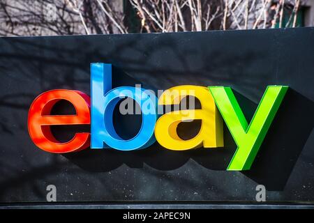 Januar 2020 San Jose/CA/USA - Ebay-Logo an ihrem Hauptsitz im Silicon Valley; eBay Inc. Ist ein US-amerikanischer multinationaler E-Commerce-Corp Stockfoto