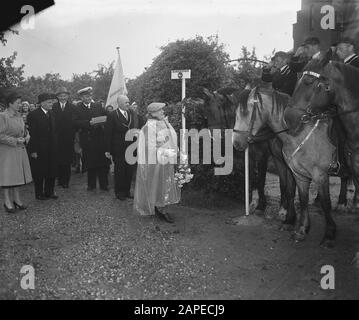 H. M. de Queen in Ammerzoden Beschreibung: Besuch der Königin Wilhelmina in Ammerzoden in der Bommelerwaard, um sich über den Fortschritt der Reparaturarbeiten und die allgemeine Situation in der betroffenen Gegend zu informieren. Ihre Majestät wurde auf Schloss Ammerzoden, heute Rathaus - das ehemalige Rathaus wurde während des Krieges zerstört - von Bürgermeistern der Gemeinden der Bommelerwaard empfangen. Die Königin in Bewunderung für die Pferde des nationalen Reitvereins, vorbereitet auf den Eintritt Datum: 2. Juni 1948 Ort: Ammerzoden, Gelderland Schlüsselwörter: Besuche, Königinnen, Königshaus, königliche Besuche, Pferde P Stockfoto