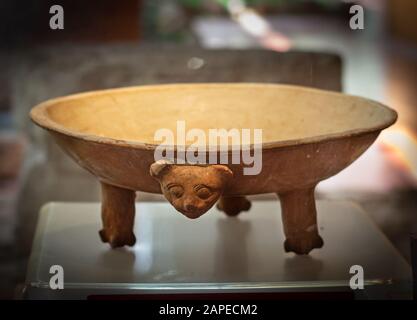 Maya-Platte mit Jaguarkopf, vom Museum Dzibilchaltun, Yucatan, Mexiko. Stockfoto