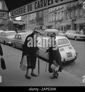 Pariser Bilder Beschreibung: Ältere Frauen mit Lebensmitteln in der Rue Lepic Datum: 1965 Ort: Frankreich, Paris Schlüsselwörter: Lebensmittel, Senioren, Straßenbilder Stockfoto