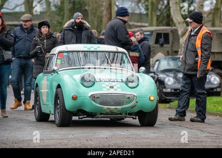 1960 Austin Healey Sprite-Auto Ankunft im Bicester Heritage Center januar sonntag Gerangel Veranstaltung. Bicester, Oxfordshire, England. Stockfoto