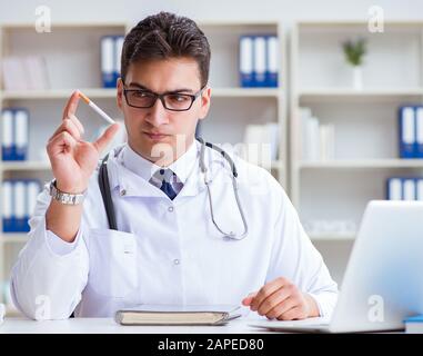 Die männlichen Arzt in anti-Rauchen conceptwithcigarette Pack Stockfoto