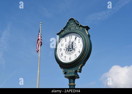 Seal BEACH, KALIFORNIEN - 22. JANUAR 2020: Centennial Clock und American Flag am Pier in Seal Beach. Stockfoto