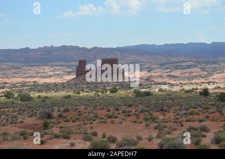 Frühsommer in Utah: Blick nach Osten In Richtung Courthouse Wash vom Aussichtspunkt La Sal Mountains im Arches National Park Stockfoto