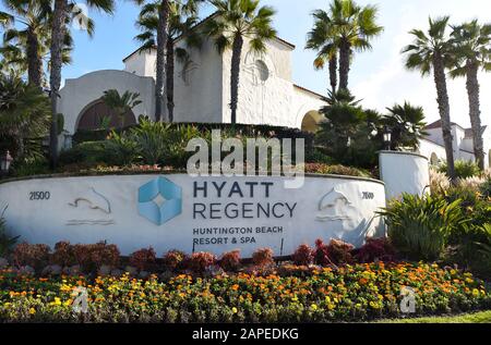 HUNTINGTON BEACH, KALIFORNIEN - 22. JANUAR 2020: Schild im Hyatt Regency Resort and Spa am Pacific Coast Highway. Stockfoto