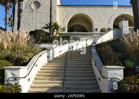 HUNTINGTON BEACH, KALIFORNIEN - 22. JANUAR 2020: Schritte im Hyatt Regency Resort and Spa am Pacific Coast Highway. Stockfoto