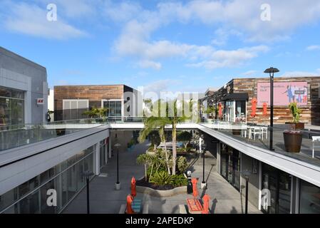 HUNTINGTON BEACH, KALIFORNIEN - 22. JANUAR 2020: Geschäfte und Restaurants in Pacific City. Die gehobene Entwicklung befindet sich am Pacific Coast Highway. Stockfoto