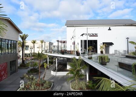 HUNTINGTON BEACH, KALIFORNIEN - 22. JANUAR 2020: Geschäfte und Restaurants in Pacific City. Die gehobene Entwicklung befindet sich am Pacific Coast Highway. Stockfoto