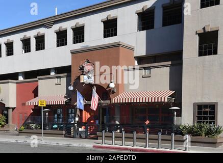 HUNTINGTON BEACH, KALIFORNIEN - 22. JANUAR 2020: G's Boat House und Raw Bar and Grill in der Innenstadt sind von Huntington Beach. Stockfoto