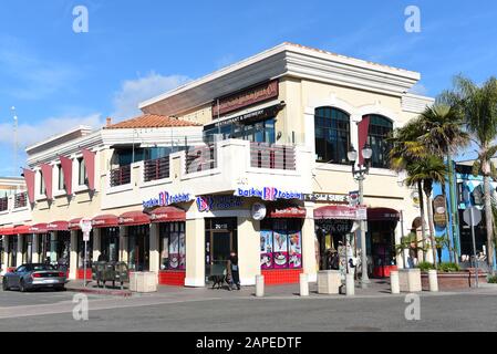 HUNTINGTON BEACH, KALIFORNIEN - 22. JANUAR 2020: Die Huntington Beach Beer Company und Baskin Robbins im Downtown-Gebiet der Beach Town. Stockfoto