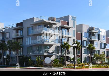 HUNTINGTON BEACH, KALIFORNIEN - 22. JANUAR 2020: The Residences at Pacific City, Luxury Apartment and Penthouses in Huntington Beach. Stockfoto