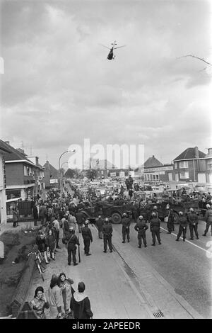 Demonstration der belgischen Landwirte mit Traktoren auf der Straße der Niederlande Beschreibung: Belgische Rijkswacht blockiert die Straße, darüber ein Hubschrauber Datum: 19. März 1971 Standort: Belgien Schlagwörter: Demonstrationen, Landwirte, Hubschrauber, Polizisten, Traktoren Stockfoto