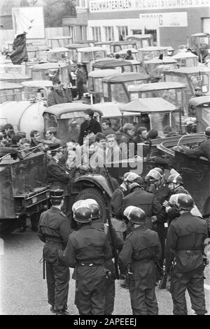 Demonstration der belgischen Landwirte mit Traktoren auf der Straße der Niederlande Beschreibung: Belgische Rijkswacht blockiert Straße Datum: 19. März 1971 Ort: Belgien Schlagwörter: Demonstrationen, Landwirte, Polizisten, Traktoren Stockfoto