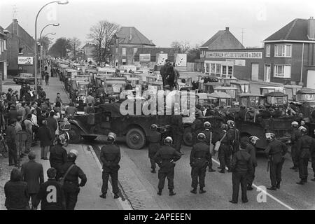 Demonstration der belgischen Landwirte mit Traktoren auf der Straße der Niederlande Beschreibung: Belgische Rijkswacht blockiert Straße Datum: 19. März 1971 Ort: Belgien Schlagwörter: Demonstrationen, Landwirte, Polizisten, Traktoren Stockfoto