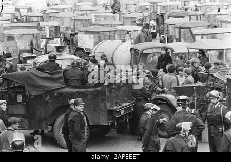 Demonstration der belgischen Landwirte mit Traktoren auf der Straße der Niederlande Beschreibung: Belgische Rijkswacht blockiert die Straße mit Fahrzeugen Datum: 19. März 1971 Ort: Belgien Schlagwörter: Demonstrationen, Landwirte, Polizisten, Traktoren Stockfoto