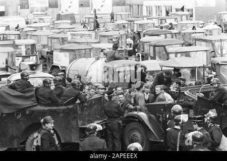 Demonstration der belgischen Landwirte mit Traktoren auf der Straße der Niederlande Beschreibung: Belgische Rijkswacht blockiert Straße Datum: 19. März 1971 Ort: Belgien Schlagwörter: Demonstrationen, Landwirte, Polizisten, Traktoren Stockfoto