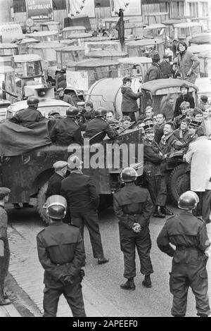 Demonstration der belgischen Landwirte mit Traktoren auf der Straße der Niederlande Beschreibung: Belgische Rijkswacht blockiert die Straße mit Fahrzeugen Datum: 19. März 1971 Ort: Belgien Schlagwörter: Demonstrationen, Landwirte, Polizisten, Traktoren Stockfoto