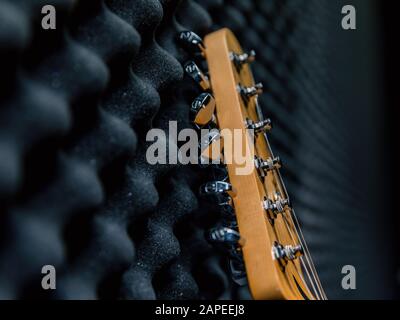 E-Gitarre und klassische Verstärker auf einem dunklen Hintergrund Stockfoto