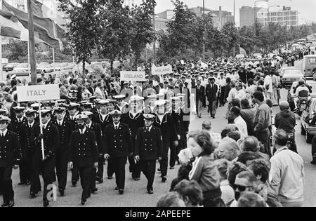 Sail 80 Amsterdam Beschreibung: Crew Members Cape Skagen Race in Parade to the Nieuwe Kerk, where Queen Beatrix will prämiert Datum: 8. August 1980 Ort: Amsterdam, Noord-Holland Schlüsselwörter: Crews , Preise, Segelschiffe Stockfoto
