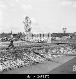 Rheinnavigation, Bericht über Wohnen und Arbeiten an Bord eines Rheinschiffs Beschreibung: Besatzungsmitglied hängt am schwingenden Baum des Damco 230 Datum: 1. April 1955 Standort: Deutschland, Westdeutschland Schlagwörter: Lastkähne, Flüsse, Skipper Stockfoto