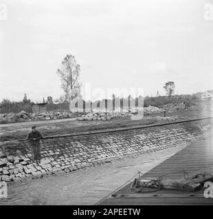 Rheinnavigation, Bericht über Wohnen und Arbeiten an Bord eines Rheinschiffs Beschreibung: Besatzungsmitglied hängt am schwingenden Baum des Damco 230 Datum: 1. April 1955 Standort: Deutschland, Westdeutschland Schlagwörter: Lastkähne, Flüsse, Skipper Stockfoto