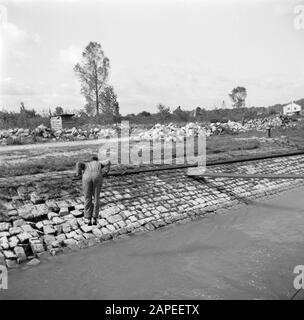 Rheinnavigation, Bericht über Wohnen und Arbeiten an Bord eines Rheinschiffs Beschreibung: Besatzungsmitglied hängt am schwingenden Baum des Damco 230 Datum: 1. April 1955 Standort: Deutschland, Westdeutschland Schlagwörter: Lastkähne, Flüsse, Skipper Stockfoto