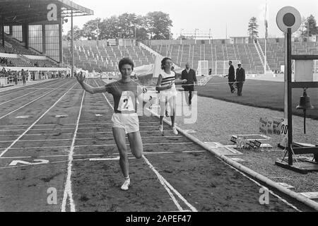 Benelux gegen Frankreich, Leichtathletik, 800 Meter Ladies vor der Francaise Miss Dupureur, rechts Gerda Crane Datum: 30. August 1964 Schlagwörter: ALETICS Personenname: Kran, Gerda Stockfoto