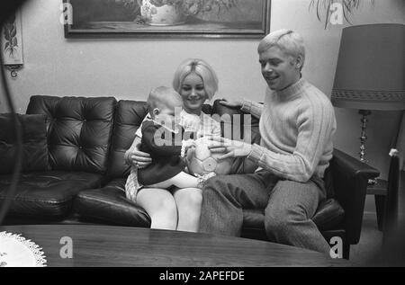 Bent Schmidt Hansen (dänischer Fußballer der PSV) mit Frau und Kind, Zuhause in Eindhoven Datum: 21. November 1969 Ort: Eindhoven Schlagwörter: Sport, Fußballer persönlicher Name: Bent Schmidt Hansen Institutionenname: PSV Stockfoto