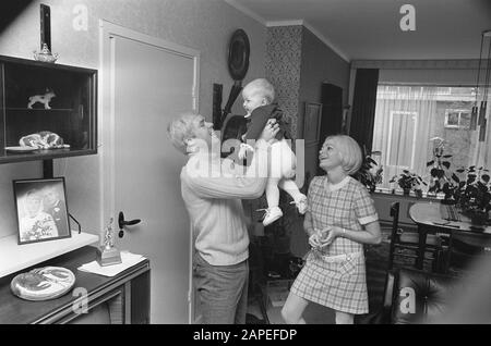 Bent Schmidt Hansen (dänischer Fußballer der PSV) mit Frau und Kind, Zuhause in Eindhoven Datum: 21. November 1969 Ort: Eindhoven Schlagwörter: Sport, Fußballer persönlicher Name: Bent Schmidt Hansen Institutionenname: PSV Stockfoto