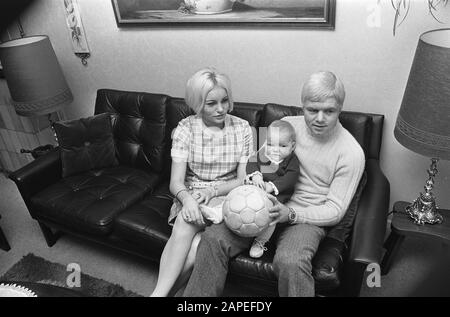 Bent Schmidt Hansen (dänischer Fußballer der PSV) mit Frau und Kind, Zuhause in Eindhoven Datum: 21. November 1969 Ort: Eindhoven Schlagwörter: Sport, Fußballer persönlicher Name: Bent Schmidt Hansen Institutionenname: PSV Stockfoto