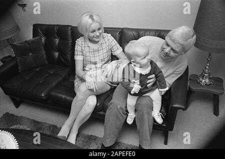 Bent Schmidt Hansen (dänischer Fußballer der PSV) mit Frau und Kind, Zuhause in Eindhoven Datum: 21. November 1969 Ort: Eindhoven Schlagwörter: Sport, Fußballer persönlicher Name: Bent Schmidt Hansen Institutionenname: PSV Stockfoto