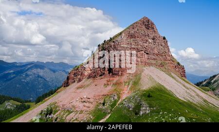 Mount Palon (2321 m, 7615 ft) in der Gruppe Sasso Rosso in den Brenta-Dolmen, in der Nähe der Tassullahütte und der Nana-Hochebene - Trient, Trentino, Italien Stockfoto