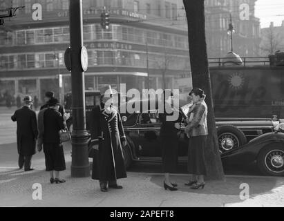 Reportage Berlin Beschreibung: Berlin. Eingangscafé Kranzler am Kurfürstendamm mit einem Türsteher in Uniform und im Hintergrund das Leinenhaus K.V. Grunfeld Datum: November 1935 Standort: Berlin, Deutschland, Kurfürstendamm Schlüsselwörter: Autos, Cafés, Catering-Mitarbeiter, Stadtplastiken, Uniformen, Geschäfte Stockfoto