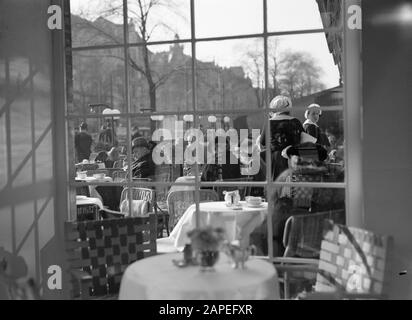 Reportage Berlin Beschreibung: Berlin, die Terrasse des Cafés Kranzler am Kurfustendamm. Datum: November 1935 Standort: Berlin, Deutschland, Kurfürstendamm Schlüsselwörter: Cafés, Straßenbilder, Terrassen Stockfoto